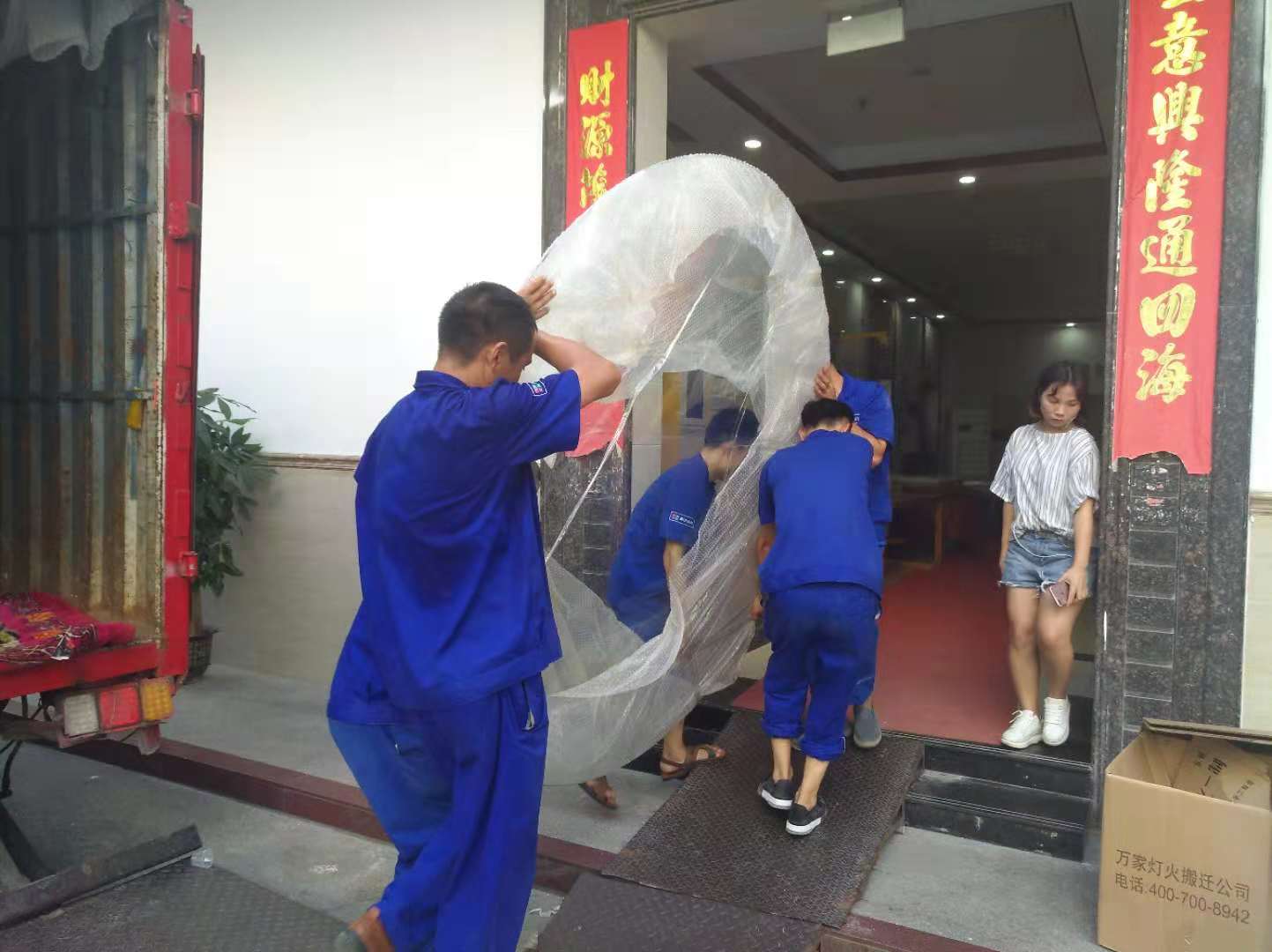 隔壁麻将馆昼夜不休，为了生涯不得不找搬场公司！